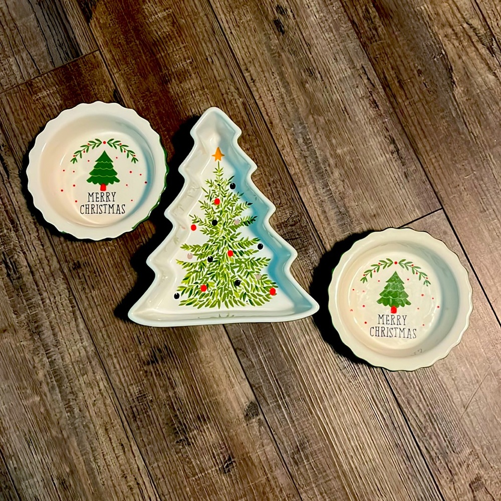 Ceramic serving Christmas decor dishes!